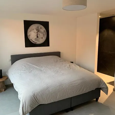 La Cachette Dans Le Verger