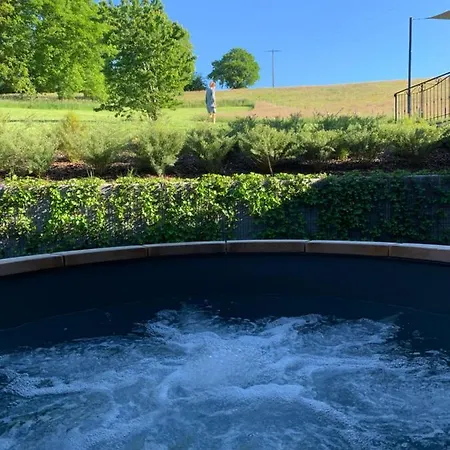 La Cachette Dans Le Verger *